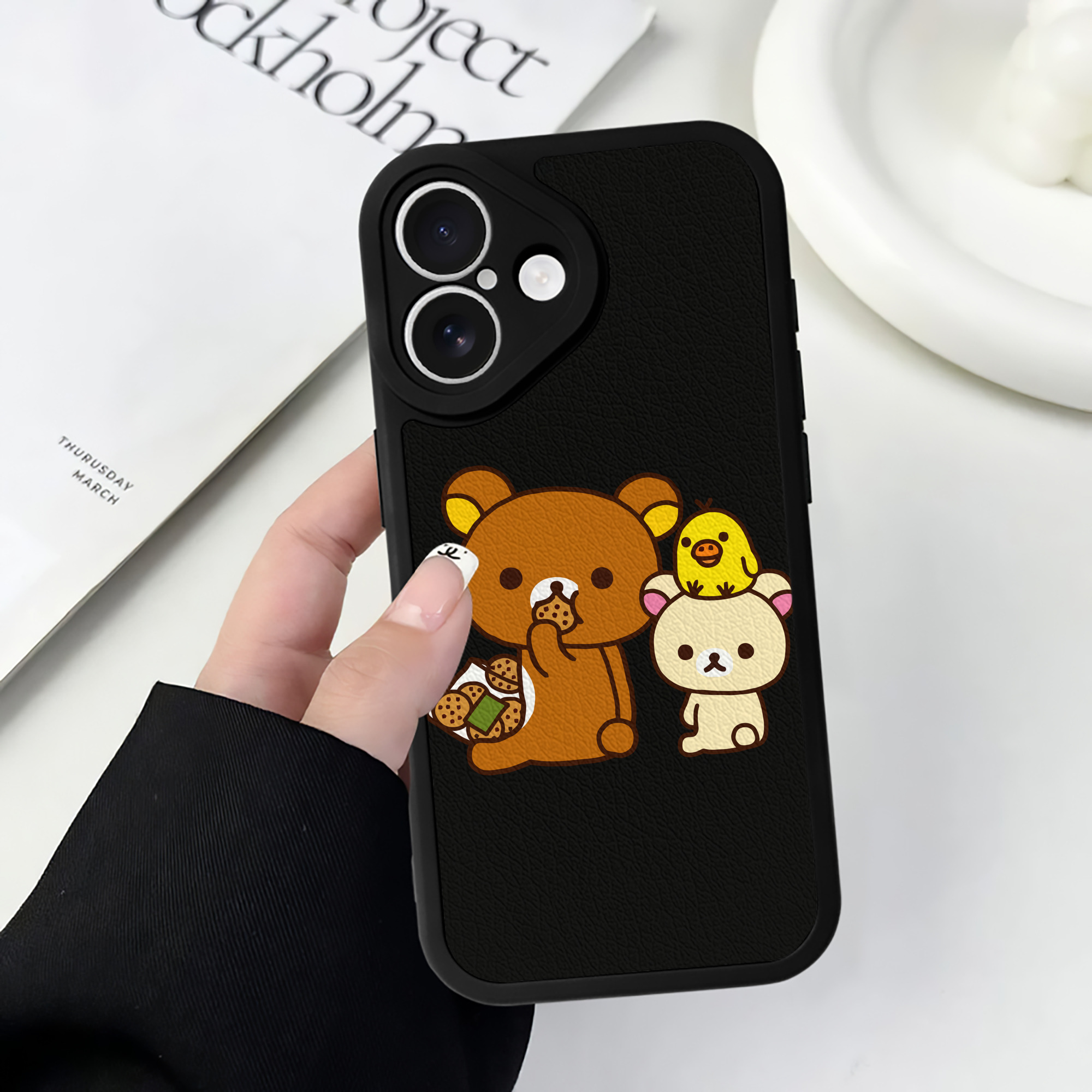 （画像用） リラックマ リラックマ キイロイトリ Rilakkuma Korilakkuma Kiiroitori 【iPhone 16シリーズ対応】シリコンスマホケース（レザー調） 材質：シリコン